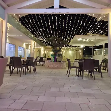 Leon - Ristorante Al Cavallino Rosso מלון