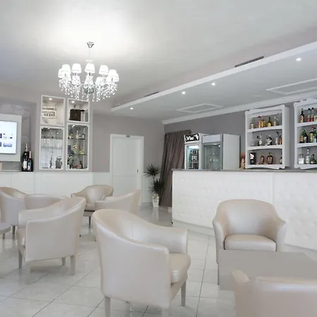 Leon - Ristorante Al Cavallino Rosso ホテル 3*